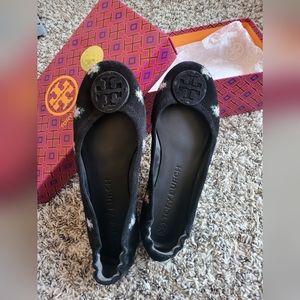 Tory Burch minnie travel ballet in daybreak ditsy / perfect black in size 8.5